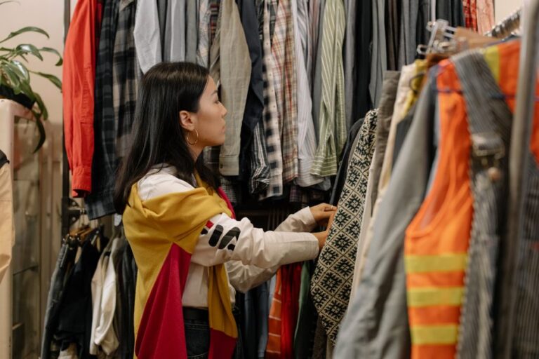 Bisnis Thrift Shop: Peluang Usaha Modal Kecil dari Baju Bekas