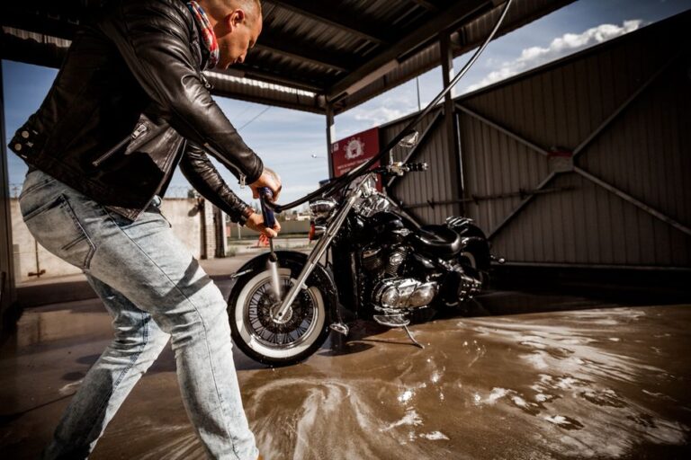 Usaha Cuci Motor Panggilan: Peluang Modal Kecil yang Datang ke Rumah