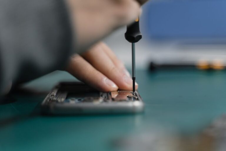 Usaha Service HP: Peluang Modal Kecil yang Jarang Sepi Order